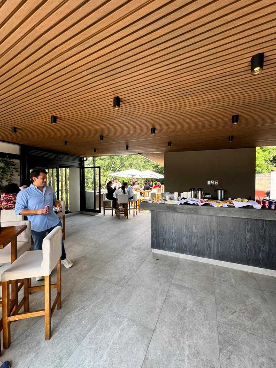 Interior con techo de madera