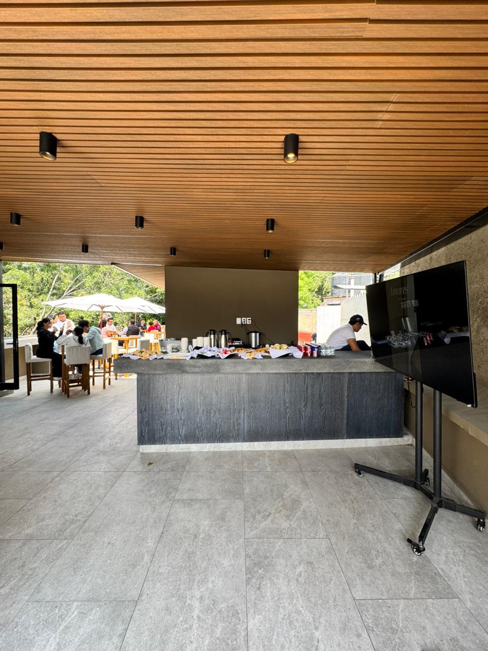 Área interior con pantalla