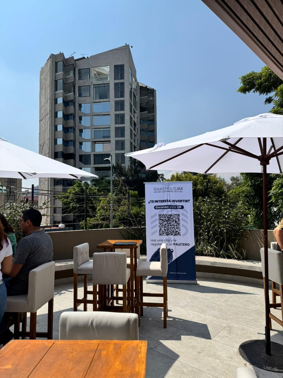 Terraza exterior con sombrillas